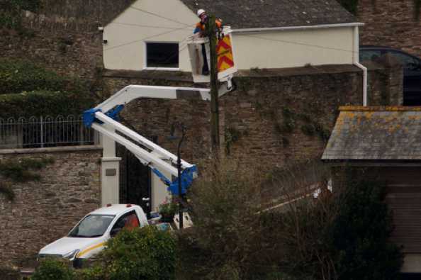 01 December 2020 - 14-18-14
A BT engineer goes to extremes to improve his view in Kingswear. Or else he is working.
------------------------------
Hydraulic platform in Kingswear.